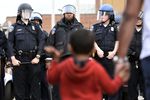 При столкновениях в Балтиморе ранены 15 полицейских