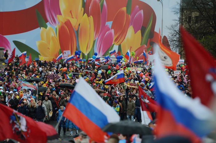 Участники шествия профсоюзов, посвященного Дню международной солидарности трудящихся, празднику Весны и Труда, на&nbsp;Красной площади в&nbsp;Москве