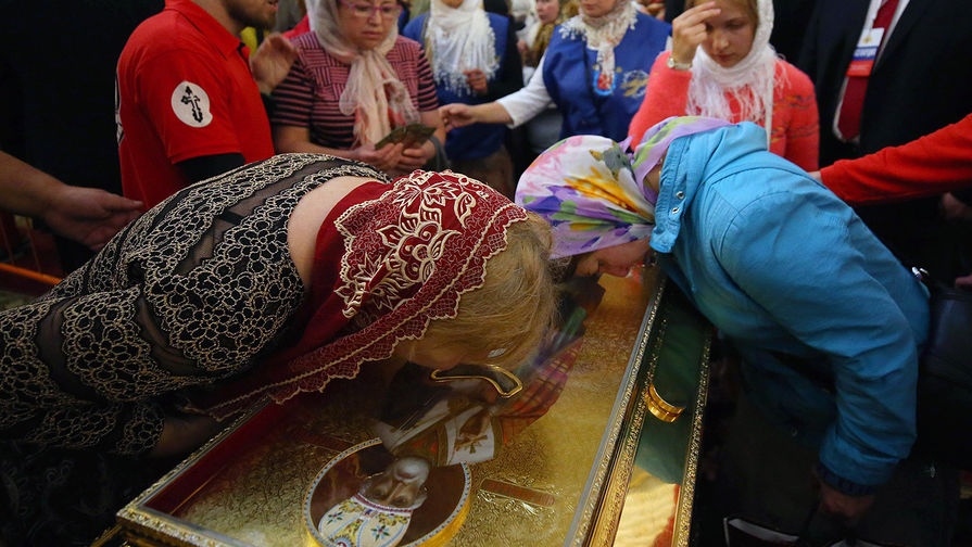 Ковчег с частицей мощей святителя Николая Чудотворца во время литургии в Свято-Троицком соборе Александро-Невской лавры в Санкт-Петербурге, 13 июля 2017 года