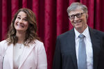 Сооснователь Microsoft Билл Гейтс и его супруга Мелинда перед торжественной церемонией в Елисейском дворце в Париже, 2017 год
