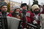 Участники городского фестиваля «Россия объединяет» в рамках празднования Дня народного единства, на Манежной площади в Москве