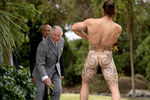 Воин маори приветствует принца Чарльза в Кайкуре