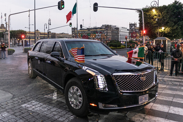 <b>Джо Байден&nbsp;- Cadillac The Beast</b>
<br>
Президент Соединенных Штатов Джо Байден, как и предыдущие президенты, получил штатный бронированный Cadillac The Beast («Зверь») &ndash; с&nbsp;таким наименованием американская автокомпания выпускает штучные автомобили исключительно для&nbsp;президентов США. Лимузин американского лидера оснащен системой ночного видения, пушками с&nbsp;перцовым газом и имеет 20-сантиметровую броню, которая может выдержать попадание среднего пушечного снаряда.
