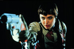 <b>«Хакеры» (1995)</b>
<br><br>
Фильм о приключениях хакеров, способных взломать телесеть или суперкомпьютер крупной нефтяной корпорации, дал старт карьере 19-летней дочери звезды Голливуда Джона Войта Анджелине Джоли и внуку английского актера Бернарда Ли Джонни Ли Миллеру. Сегодня фильм нужно непременно показывать зумерам: пусть хотя бы узнают, что такое дискета.
