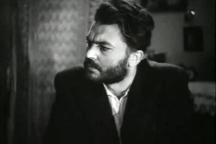 <b>«Молодая гвардия» (1948, актер)</b>
<br><br>
Будущему режиссеру в&nbsp;экранизации романа Фадеева о&nbsp;борьбе комсомольцев-подпольщиков с&nbsp;нацистами досталась роль одного из&nbsp;жителей оккупированного города Краснодона, Андрея Валько. Позже Бондарчук вспоминал, что съемки сплотили всех актеров, многие из&nbsp;которых всего два года назад вернулись с&nbsp;фронта. «Все участники были связаны с&nbsp;только что закончившейся войной самым неразрывным образом. Все видели ее глаза в&nbsp;глаза. Почти все парни побывали на&nbsp;фронте, вернулись с&nbsp;ранениями и орденами. Несмотря на&nbsp;юные годы, война стала их бытом и ничего не нужно было воображать. Надо было только вспоминать», &mdash; рассказывал он.
