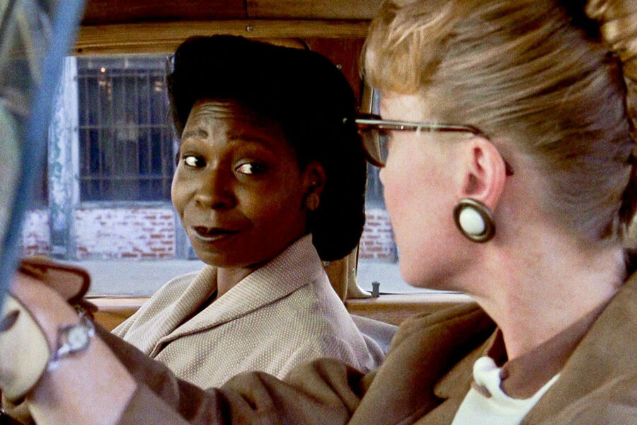 <b>&laquo;Долгий путь пешком домой&raquo; (1990)</b>
<br><br>
Вупи Голдберг сыграла в&nbsp;фильме Одессу Коттер, которая работает горничной у&nbsp;белой женщины по&nbsp;имени Мириам Томпсон (Сисси Спейсек). Мириам старается облегчить жизнь Одессы и предлагает подвозить ее до&nbsp;дома, чтобы той не приходилось подолгу ходить после работы. Но семья Мириам &mdash; против подобной благотворительности.
