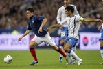 Самир Насри — автор ответного гола французов в матче с Боснией — уходит от соперника
