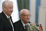 1998 год. Президент России Борис Ельцин вручает Государственную премию России профессору Дмитрию Лихачеву