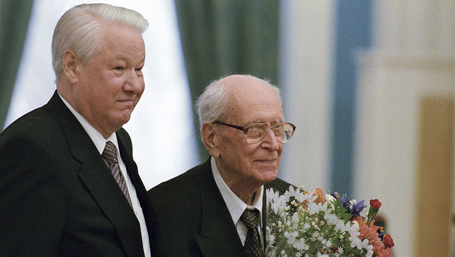 1998&nbsp;год. Президент России Борис Ельцин вручает Государственную премию России профессору Дмитрию Лихачеву