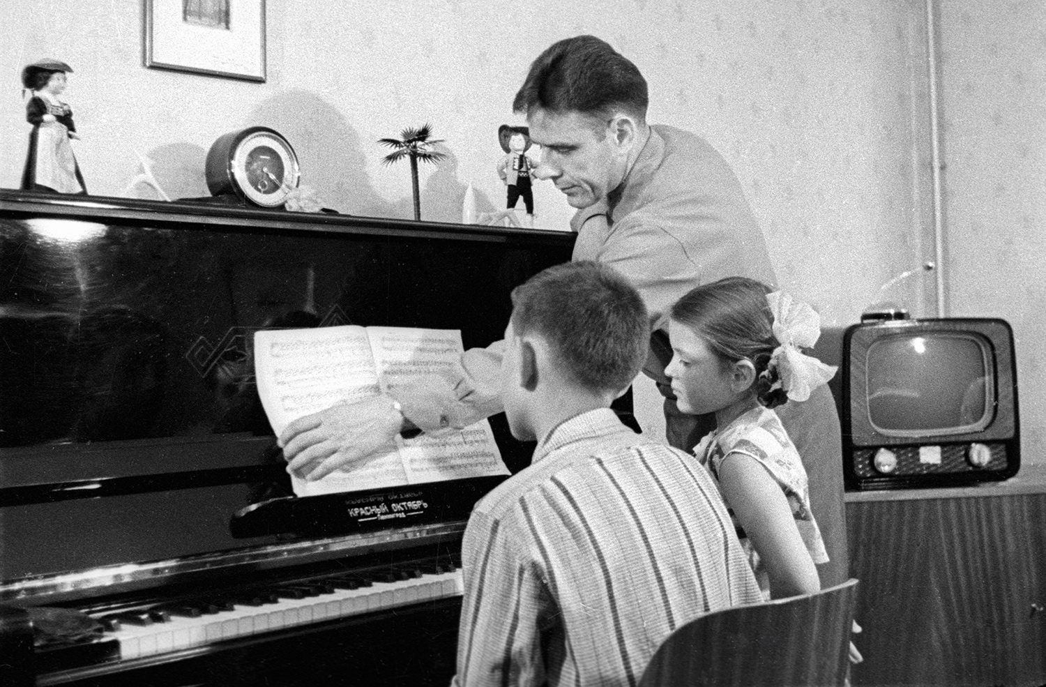 Летчик-космонавт Владимир Комаров с детьми, 1964 год