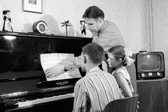 Летчик-космонавт Владимир Комаров с детьми, 1964 год