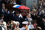 Вынос гроба с телом Иосифа Кобзона после церемонии прощания с певцом в концертном зале имени П.И. Чайковского в Москве, 2 сентября 2018 года