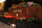 Цветы у мемориала Города-героя Керчь в Александровском саду, 17 октября 2018 года