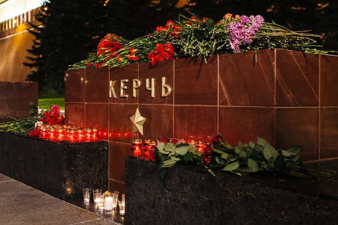 Цветы у мемориала Города-героя Керчь в Александровском саду, 17 октября 2018 года