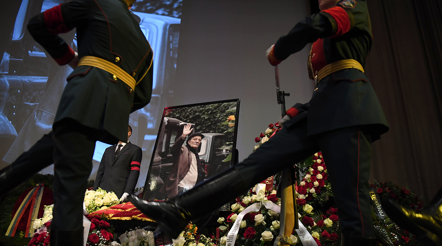 Во время церемонии прощания с режиссером Георгием Данелией в Доме кино, 9 апреля 2019 года