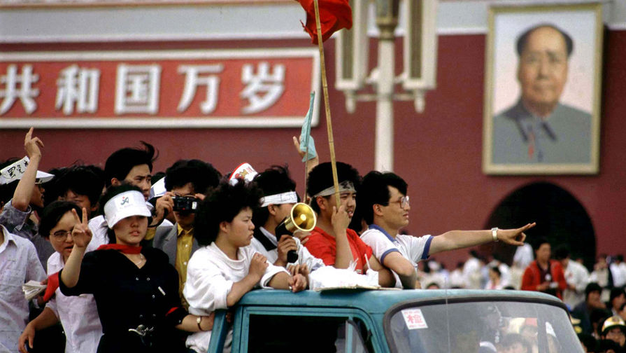 Протестующие студенты на&nbsp;площади Тяньаньмэнь в&nbsp;Пекине, 4 июня 1989 года 