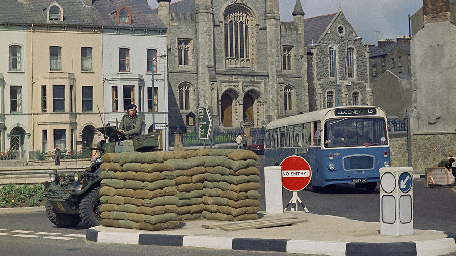 Британский солдат в бронированной машине у баррикад в Белфасте, август 1969 года 