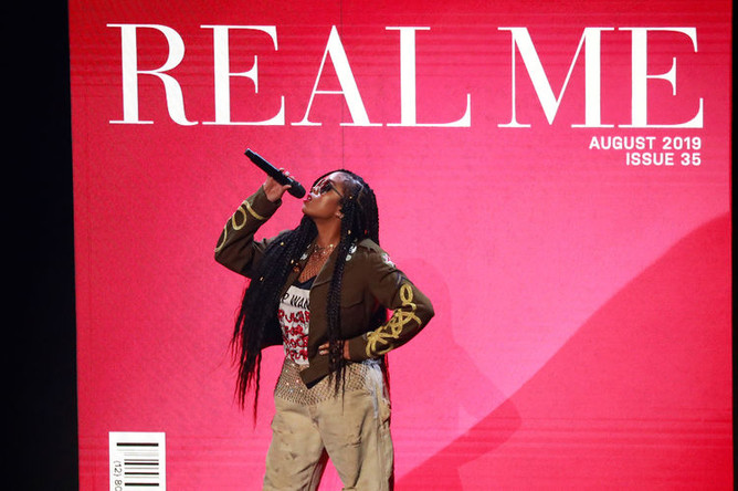 Певица H.E.R. во время церемонии вручения премии MTV Video Music Awards в Нью-Джерси, 26 августа 2019 года