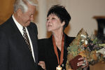 Президент РФ Борис Ельцин вручает орден «За заслуги перед Отечеством» III степени поэтессе Белле Ахмадулиной, 1997 год