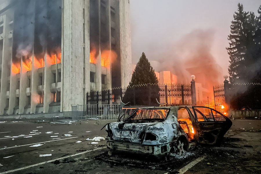 Сгоревший автомобиль возле горящего здания акимата Алма-Аты, 5&nbsp;января 2022&nbsp;года