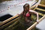 Девушка участвует в крещенских купаниях на реке Обь в Новосибирске, 19 января 2022 года