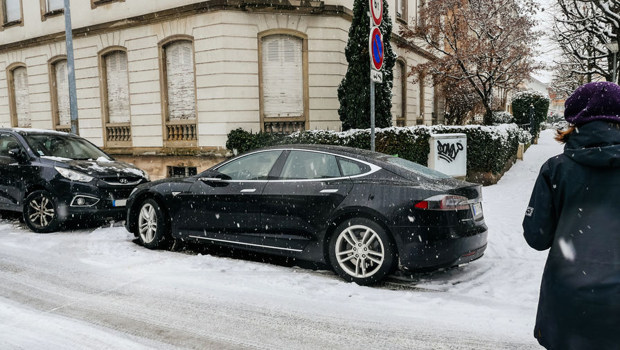 Владельцы Tesla начали мстить друг другу за парковку машины у зарядной станции