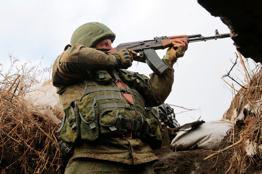 Боец Народной милиции ЛНР на крайнем блокпосте рядом с поселком Фрунзе в Луганской области