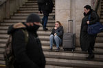 Люди прячутся от ракетных ударов в метро Киева, 24 февраля 2022 года