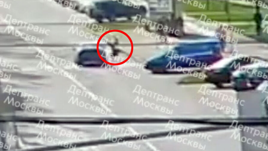 Наезд автомобиля на самокатчика в Москве попал на видео