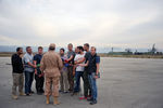Спасенный летчик Су-24 Военно-космических сил России капитан Константин Мурахтин (в центре) отвечает на вопросы журналистов на авиабазе Хмеймим в сирийской Латакии