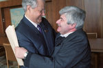 Борис Ельцин и председатель Моссовета Гавриил Попов поздравляют друг друга с победой на выборах президента