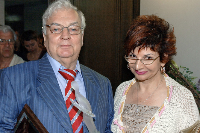 Актер Михаил Державин с супругой, певицей Роксаной Бабаян, после церемонии вручения высшей театральной премии «Хрустальная Турандот», 2007 год