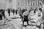 Ленинградцы убирают лед у театра драмы имени А.С.Пушкина, март 1943 года