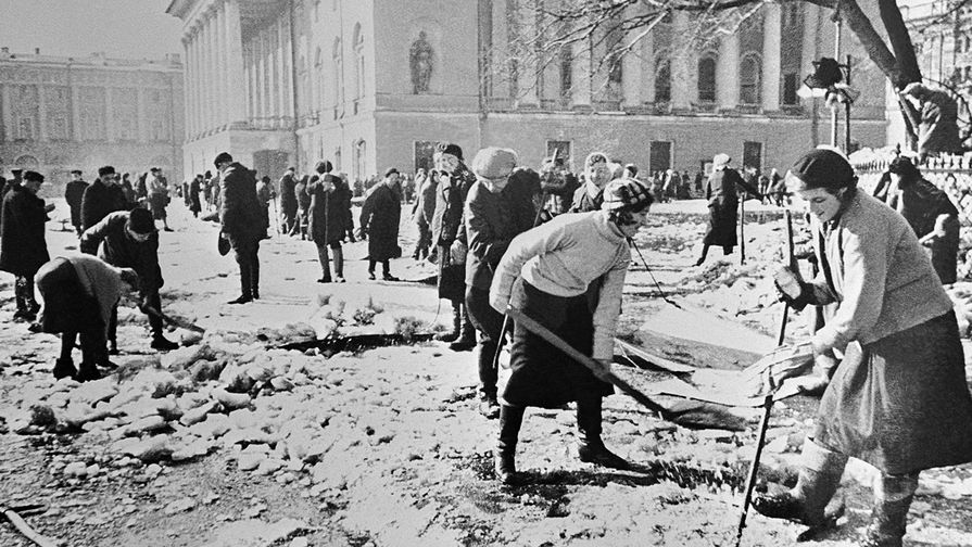 Ленинградцы убирают лед у театра драмы имени А.С.Пушкина, март 1943 года
