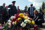 Жители Петрозаводска возлагают цветы на месте крушения пассажирского самолета ТУ-134 в Карелии, 22 июня 2021 года