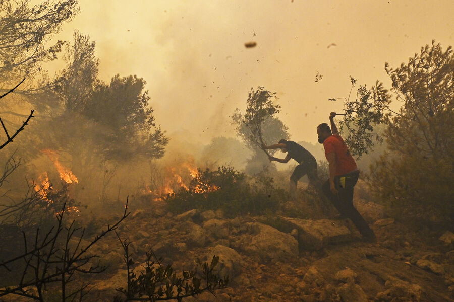 Местные жители помогают пожарным тушить лесной пожар близ Афин, 19&nbsp;июля 2023&nbsp;года