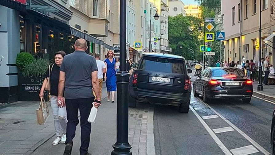 Автомобиль Дзюбы эвакуировали в Москве за нарушение правил парковки