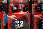 Коробки с игровой консолью Nintendo Switch 2 в день старта продаж в Париже