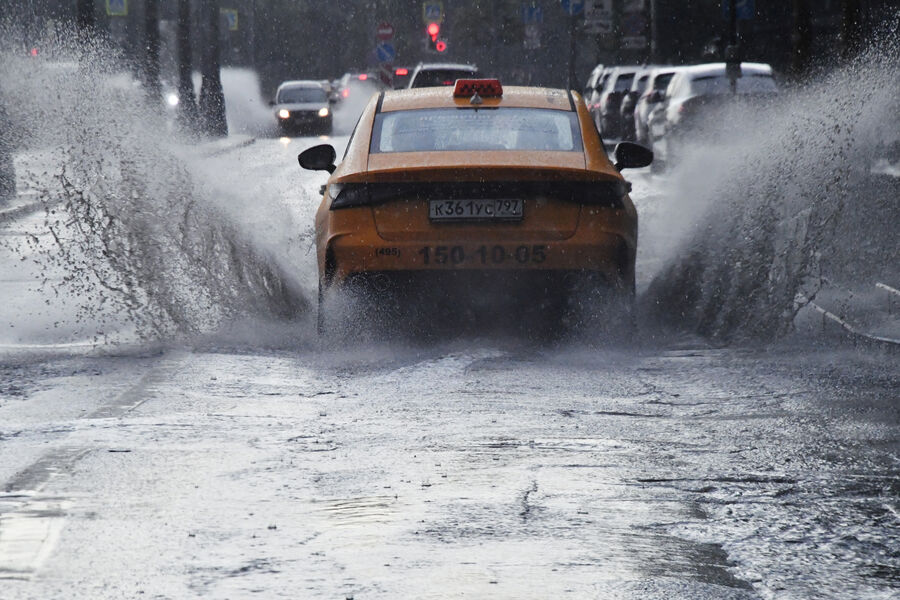 Движение транспорта во время дождя в&nbsp;Москве, 12&nbsp;июля 2025&nbsp;года