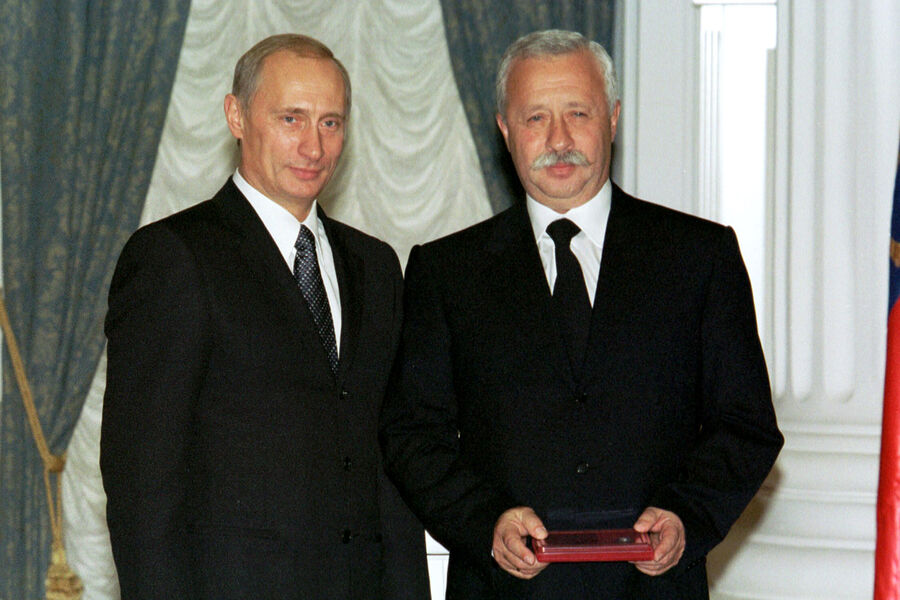 Президент России Владимир Путин (слева) и телеведущий Леонид Якубович (справа), удостоенный звания &laquo;Народный артист России&raquo;, Москва, 09&nbsp;октября 2002&nbsp;года