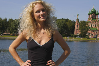 Телеведущая Катя Гордон на прогулке у телецентра «Останкино», 2008 год