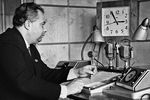 Спортивный радиокомментатор Николай Озеров на своем рабочем месте, 1968 год