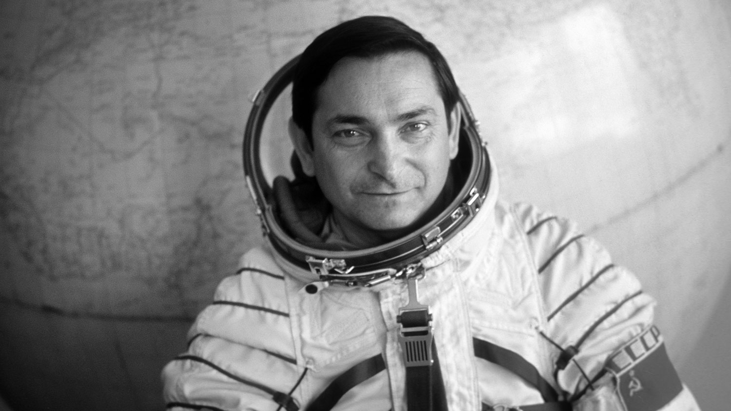<b>Валерий Быковский (2 августа 1934 &ndash; 27 марта 2019) </b> Летчик-космонавт СССР и дважды Герой Советского Союза. Быковский совершил три полета в космос общей продолжительностью 20 суток 17 часов 47 минут 21 секунды. Кроме того, он был единственным космонавтом, совершившим три экспедиции на кораблях «Восток» или «Восход»