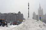Снегоуборочная техника на улице Новинский бульвар в Москве, 13 февраля 2021 года