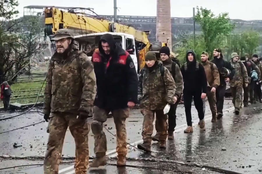 Выход пленных украинских боевиков с «Азовстали»