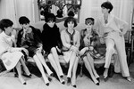 В 1957 году Коко Шанель совершила революцию в обувном деле — она предложила женщинам носить двухцветные лодочки. Они были бежевые — чтобы удлинить ногу, с черным мысом — чтобы визуально уменьшить размер стопы, с тянущейся лямкой на пятке — чтобы их было проще снимать и надевать, на каблуке высотой в 5 см, самой удобной из всех возможных.
<br><br>На фото: Джина Лоллобриджида в окружении моделей Chanel, 1964 год