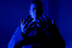<b>«Через отрицание», 8 сезон, 7 серия</b>
<br><br>
Кошмар на улице «Секретных материалов»: в седьмой серии восьмого сезона новый напарник Скалли, агент Джон Доггетт в исполнении Роберта Патрика (Малдер тогда был недоступен в силу того, что его похитили инопланетяне) охотится за лидером религиозного культа, который убивает своих жертв, проникая в их сны. Сомнамбулическое пространство во многом развязало авторам руки (серия выросла из образа крови, сочащейся из тюбика вместо зубной пасты, но продюсер Фрэнк Спотниц не смог придумать, как реализовать эту затею в «реальности»), а сам эпизод стал бенефисом Патрика.

