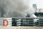 Дым поднимается над одной из парковок в аэропорту Мадрида Барахас после взрыва автомобиля, устроенного предположительно боевиками ЭТА, 30 декабря 2006 года