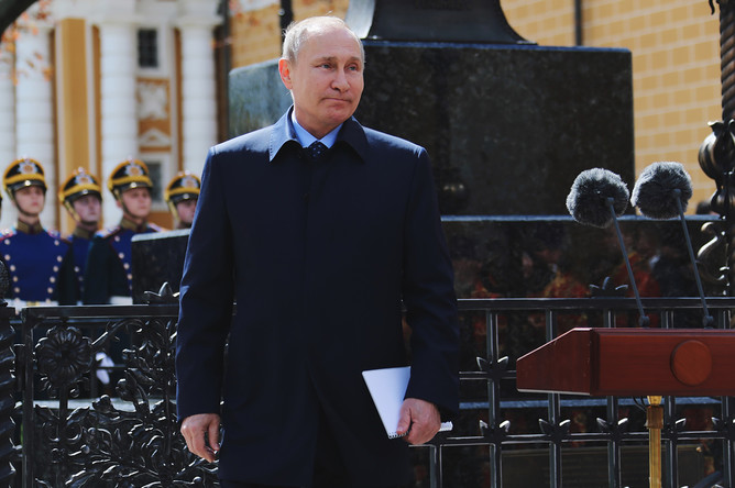 Президент России Владимир Путин на церемонии открытия памятного креста в честь убитого князя Сергея Александровича в Кремле, 4 мая 2017 года