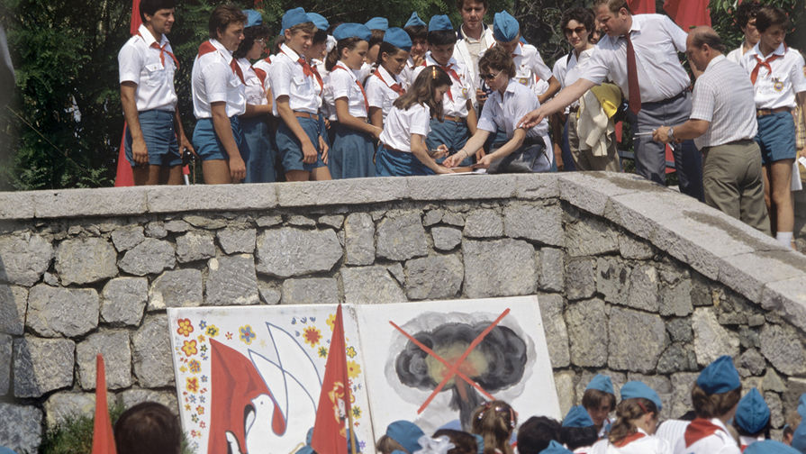 Американская школьница Саманта Смит во время посещения Всесоюзного пионерского лагеря &laquo;Артек&raquo;, июль 1983 года